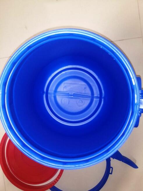 Beczki pojemniki plastikowe ok. 18l.