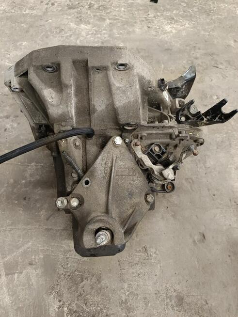 Skrzynia biegow renault 1.5 dci k9k rozrusznik z przodu.