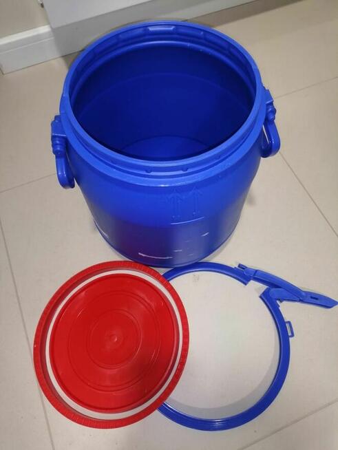 Beczki pojemniki plastikowe ok. 18l.