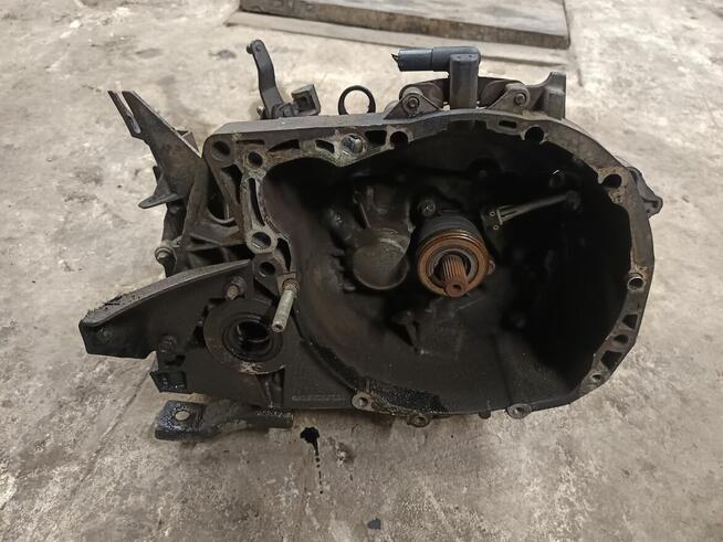 Skrzynia biegow renault 1.5 dci k9k rozrusznik z tylu.