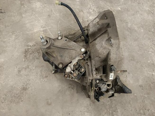 Skrzynia biegow renault 1.5 dci k9k rozrusznik z przodu.
