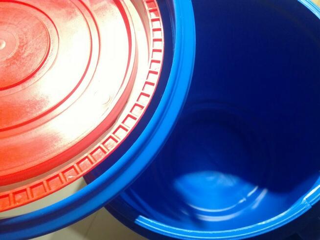 Sprzedam pojemniki, beczki plastikowe.