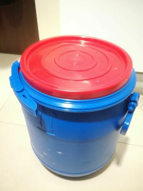 Beczki pojemniki plastikowe ok. 18l.