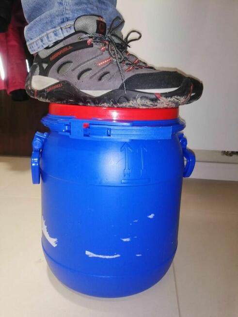 Beczki pojemniki plastikowe ok. 18l.