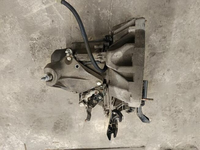 Skrzynia biegow renault 1.5 dci k9k rozrusznik z przodu.