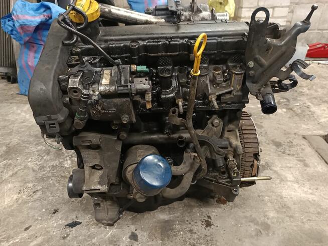 Silnik renault 1.5 dci k9k rozrusznik z tylu.