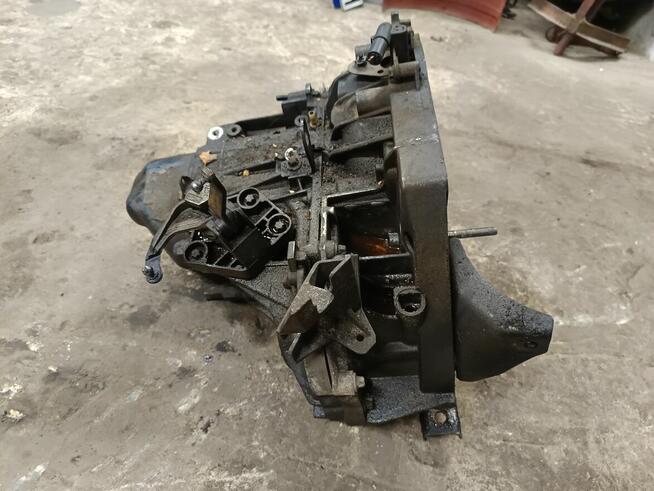 Skrzynia biegow renault 1.5 dci k9k rozrusznik z tylu.