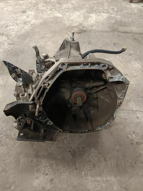 Skrzynia biegow renault 1.5 dci k9k rozrusznik z przodu.