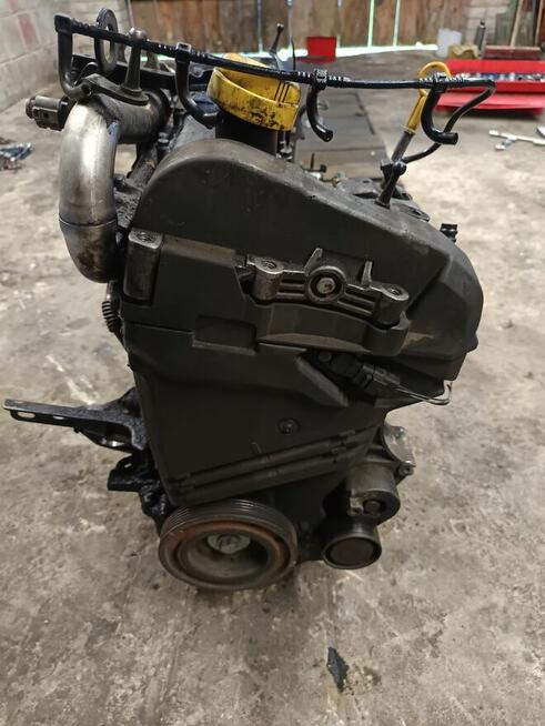 Silnik renault 1.5 dci k9k rozrusznik z tylu.