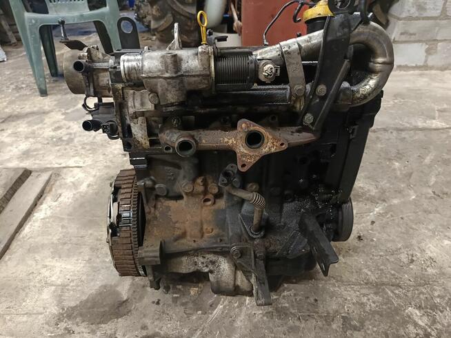 Silnik renault 1.5 dci k9k rozrusznik z tylu.