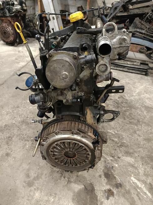 Silnik renault 1.5 dci k9k rozrusznik z tylu.