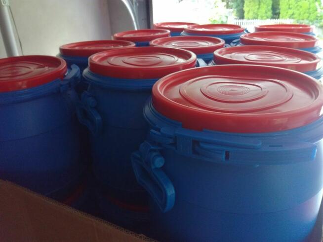 Sprzedam pojemniki, beczki plastikowe.