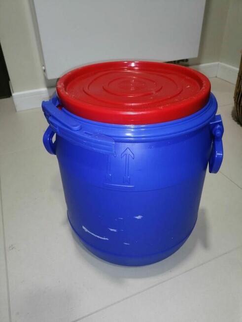 Beczki pojemniki plastikowe ok. 18l.