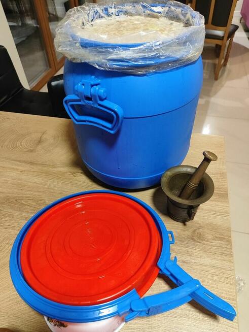 Sprzedam pojemniki, beczki plastikowe.