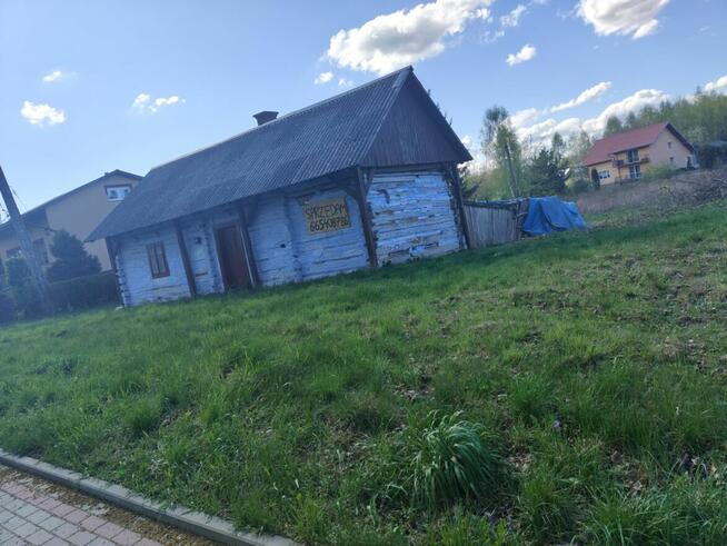 Działka budowlana z domem drewnianym