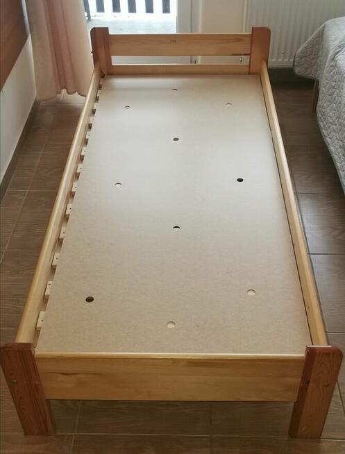 Sprzedam 30 łóżek sosnowych z materacami