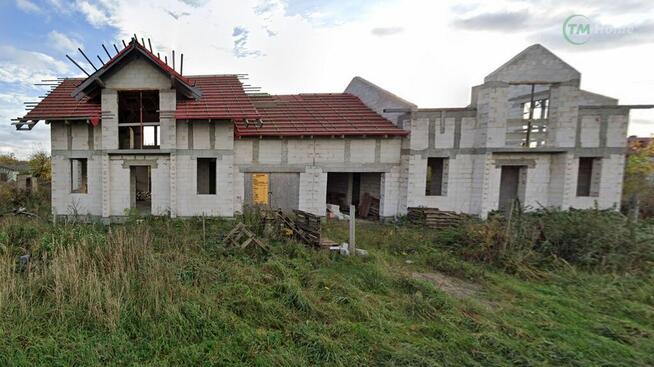 Dwa domy jednorodzinne z garażem w budowie.