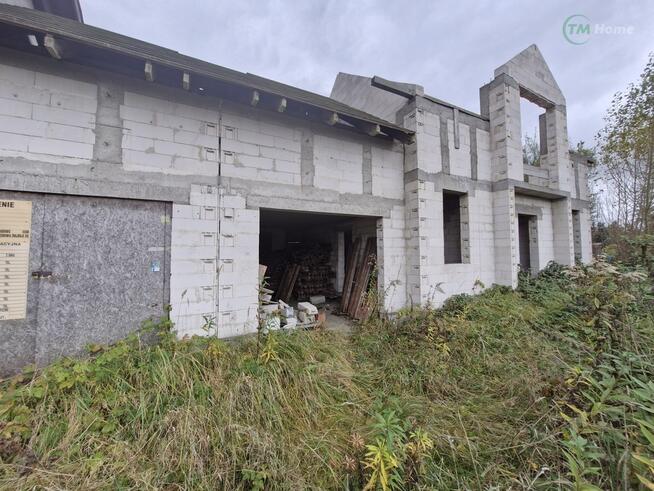 Dwa domy jednorodzinne z garażem w budowie.