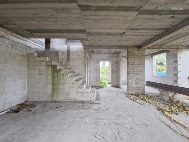 Dwa domy jednorodzinne z garażem w budowie.