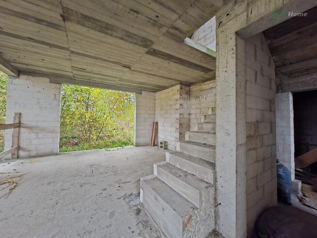 Dwa domy jednorodzinne z garażem w budowie.