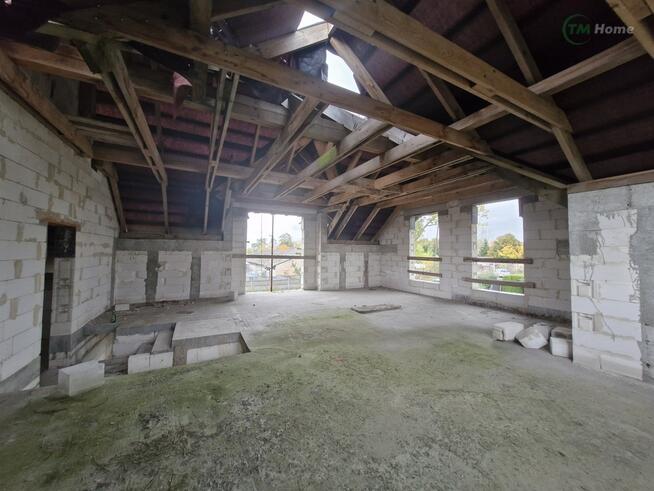 Dwa domy jednorodzinne z garażem w budowie.