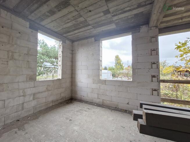 Dwa domy jednorodzinne z garażem w budowie.