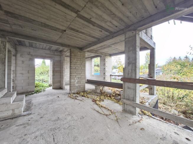 Dwa domy jednorodzinne z garażem w budowie.