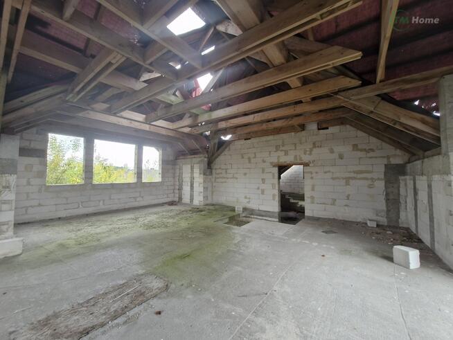 Dwa domy jednorodzinne z garażem w budowie.