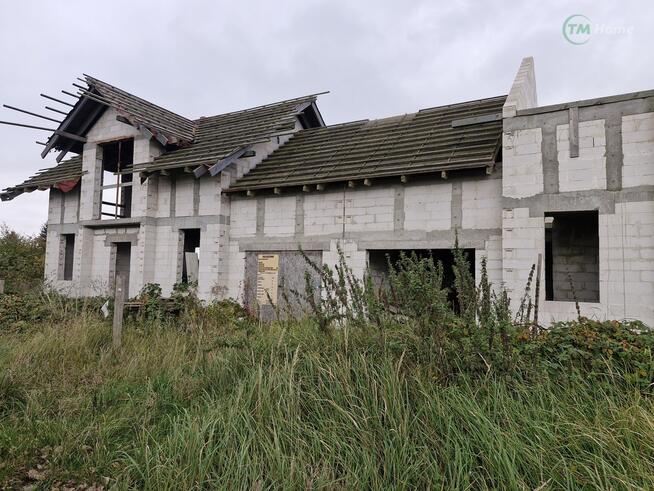 Dwa domy jednorodzinne z garażem w budowie.