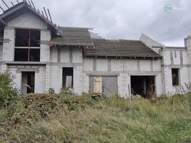 Dwa domy jednorodzinne z garażem w budowie.