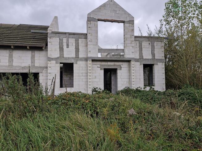 Dwa domy jednorodzinne z garażem w budowie.