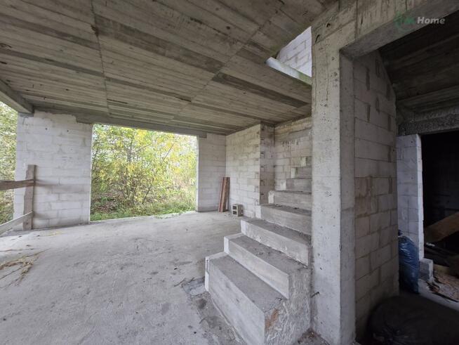 Dwa domy jednorodzinne z garażem w budowie.