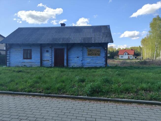Działka budowlana z domem drewnianym