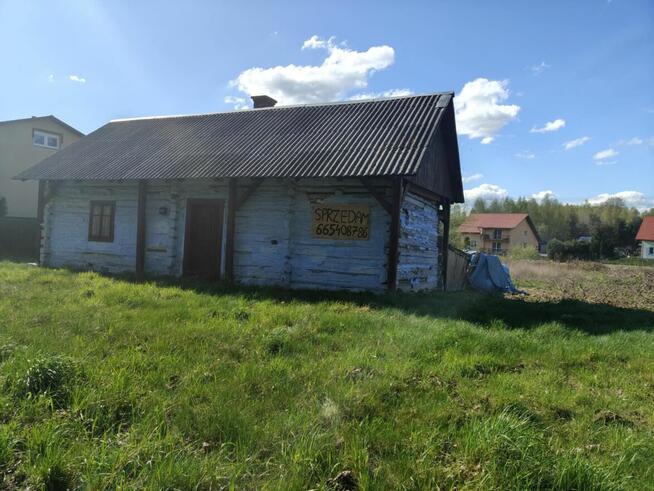 Działka budowlana z domem drewnianym