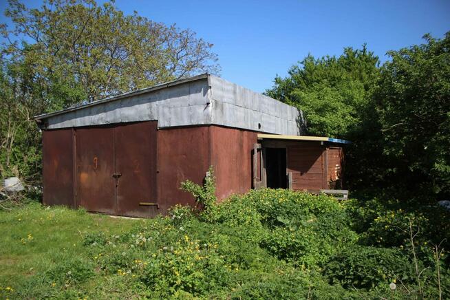 Sprzedam 2 dzialki z zabudowaniami.