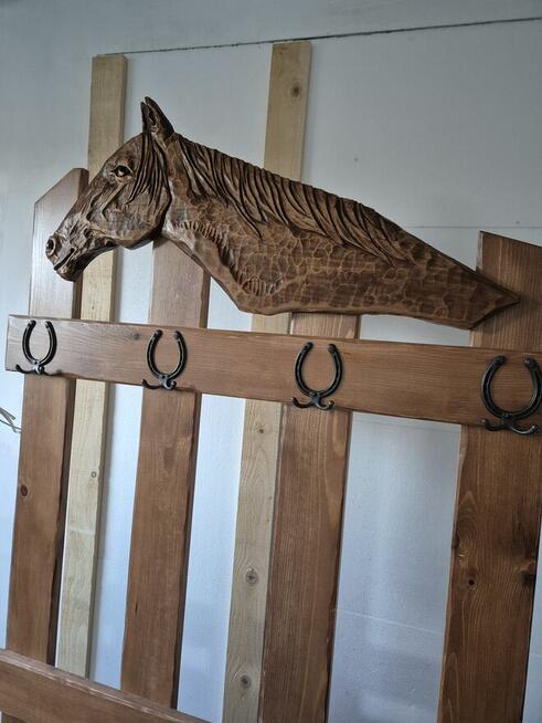 Wieszak ze Skrzynią do Wnętrz Koń .