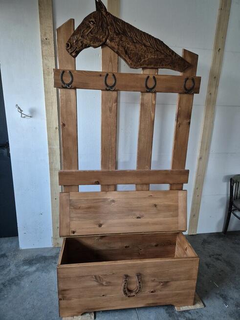 Wieszak ze Skrzynią do Wnętrz Koń .