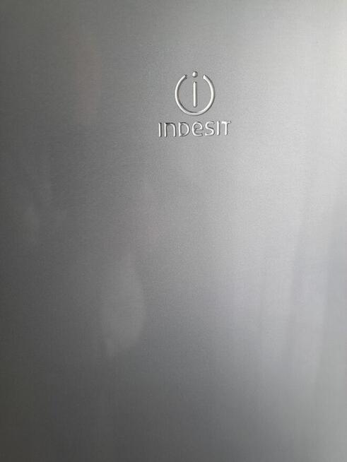 Sprzedam lodówkę Indesit