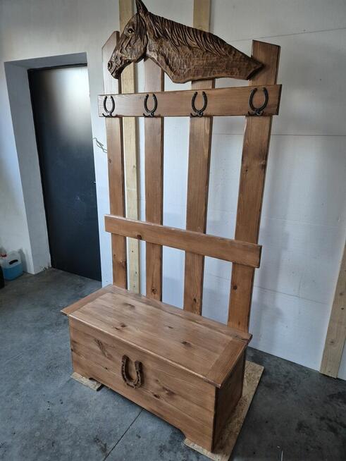 Wieszak ze Skrzynią do Wnętrz Koń .