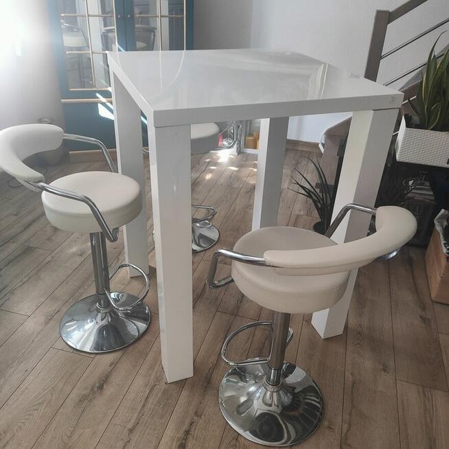 Stolik z trzema stołkami barowymi