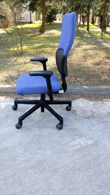 Fotel biurowy obrotowy Steelcase LetsB niebieski fotele krz