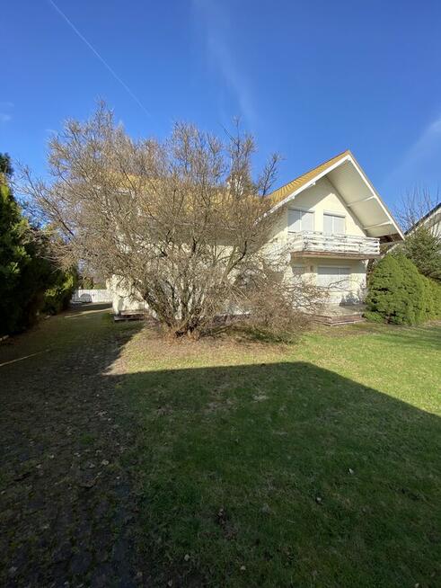 Dom jednorodzinny w Centrum – przestrzeń, zieleń i komfort!