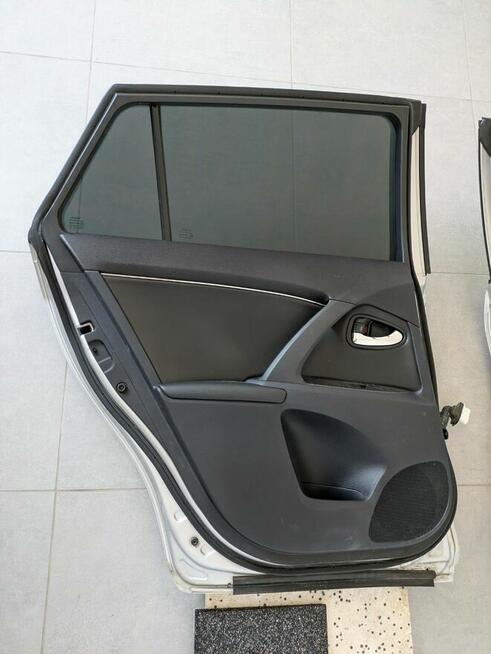 CZĘŚCI lub całe drzwi Toyota Avensis kombi T27 lift srebrne