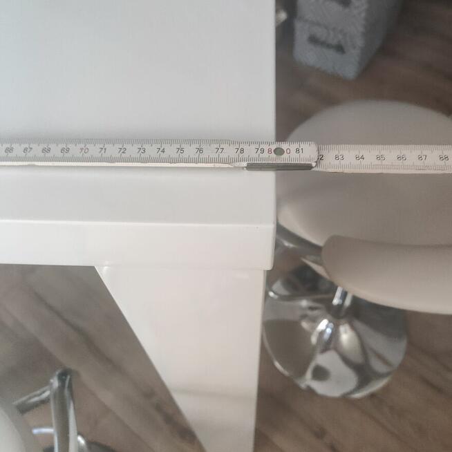 Stolik z trzema stołkami barowymi