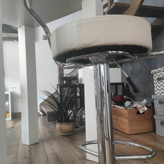 Stolik z trzema stołkami barowymi