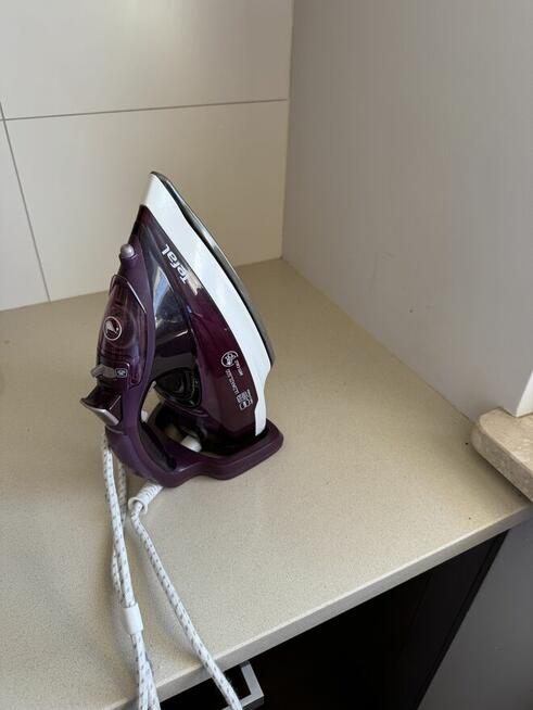 Sprzedam tanio łóżko, szafkę pod TV i żelazko