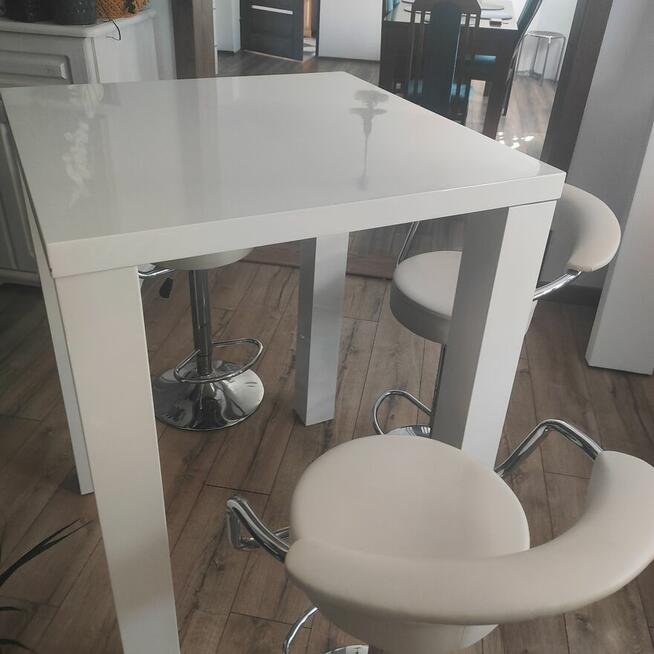 Stolik z trzema stołkami barowymi