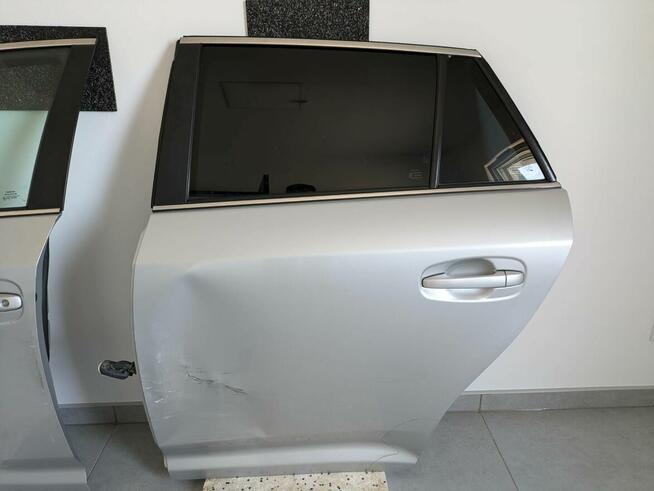 CZĘŚCI lub całe drzwi Toyota Avensis kombi T27 lift srebrne