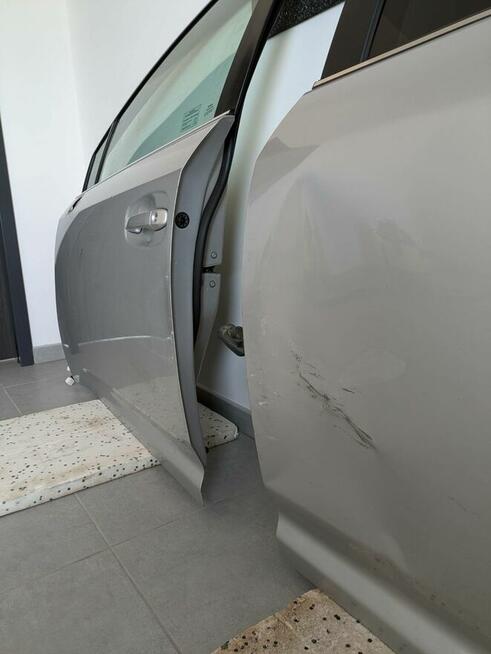 CZĘŚCI lub całe drzwi Toyota Avensis kombi T27 lift srebrne