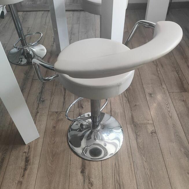 Stolik z trzema stołkami barowymi